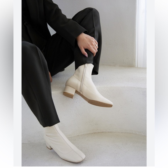 Aquatalia Selini Ivory Leather
Ankle Boot women size 10 gently used - Picture 1 of 16